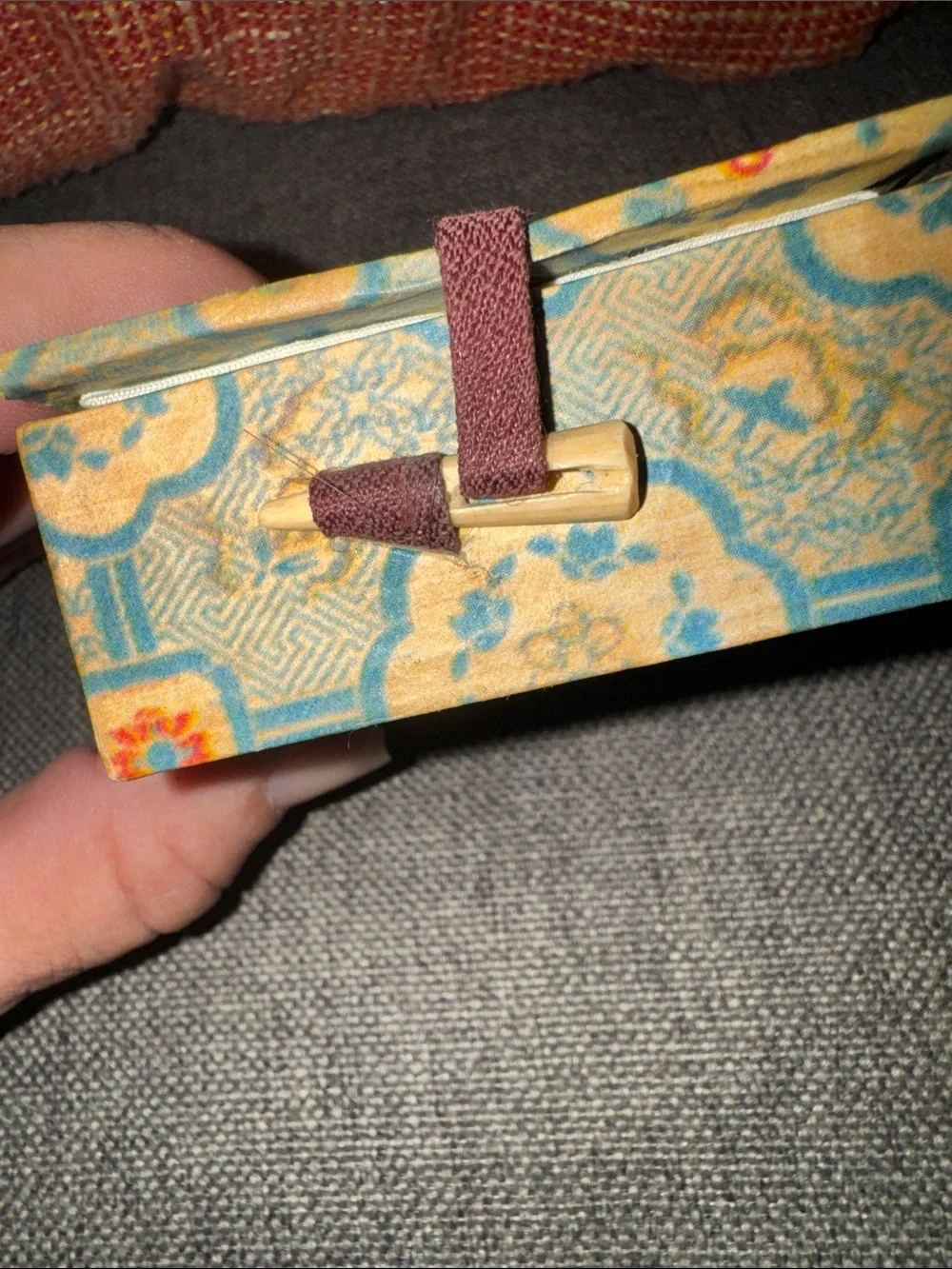 VTG Chinese Reverse Painted Inside Glass Snuff Bottle w/ Silk Brocade Box & Stan